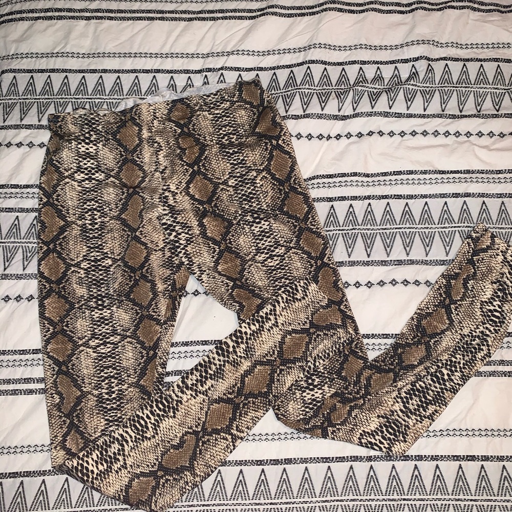 Vestique Snakeskin Leggings